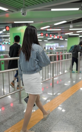 地铁站的丝袜美女3A3508[220M]