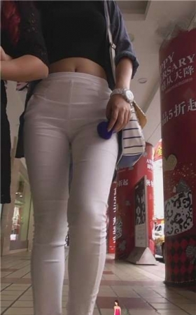 露脐装紧身白裤美女，三角地带饱满 [287 MB]