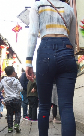 高腰牛仔裤妹子