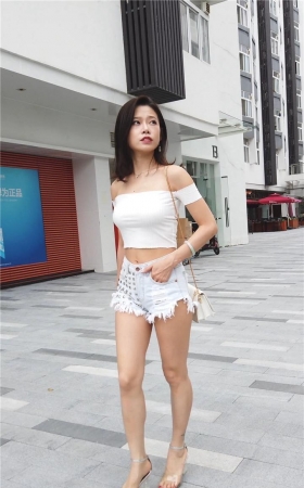 玩手机的长腿美女3A611[1.18G]
