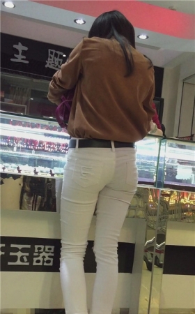 柜台前的白裤美女