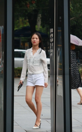白色热裤长腿美女 [14P]