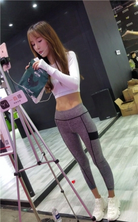 苗条的灰色紧身美女
