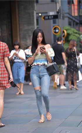 漂亮的紧牛小美女1V(86P)