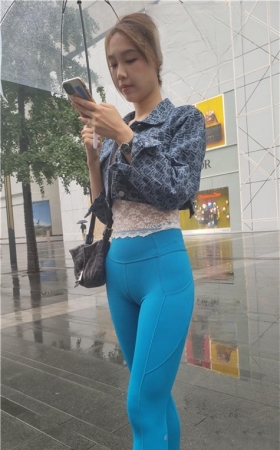 （视频）心爱的蓝色瑜伽裤女孩