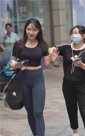 （视频）漂亮的丰腴紧身美女