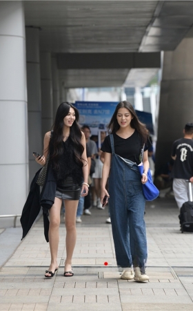 偶遇两个逛街的小姐姐(59P)