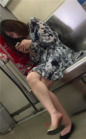 地铁上拍摄颜值超高的长腿妹子
