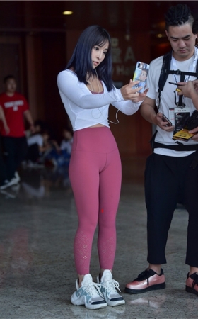 （套图）粉色紧身瑜伽裤美女(63P)