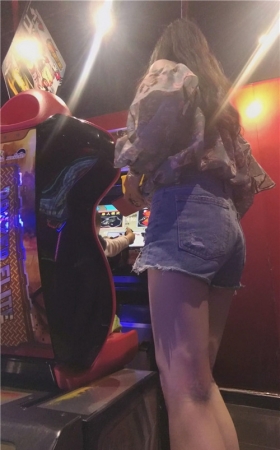 电玩城里的热裤女孩
