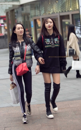 这个季节还能拍到这种美腿美臀。 [10P]