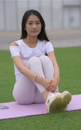 白色瑜伽裤美女【套图+视频】