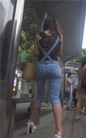 紧身蓝牛背带七分裤