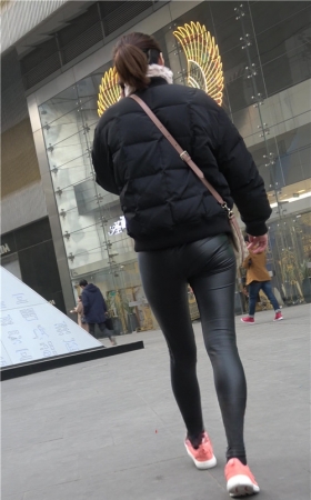 三组紧身皮裤美女
