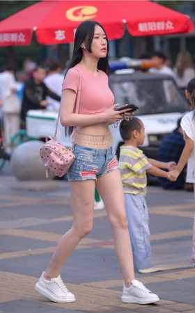 白熊热裤粉衣美眉(95P)