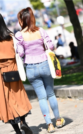露营的性感牛仔裤小姐姐(141P)