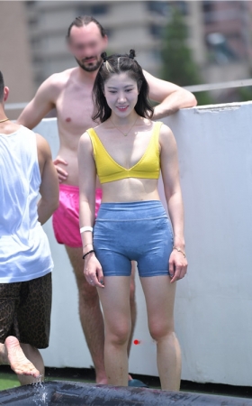 黑丝美女【套图+视频】