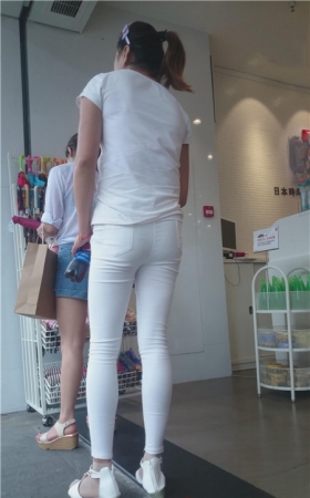 白衣白裤紧身妹子