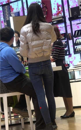 几组牛仔裤妹子