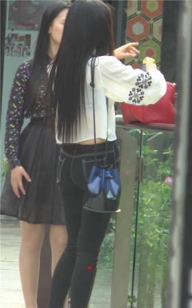 黑色牛仔裤小姐姐