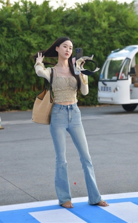 长腿紧牛小美女(85P)