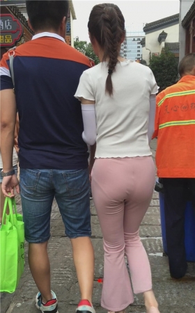 粉色紧身裤小妹