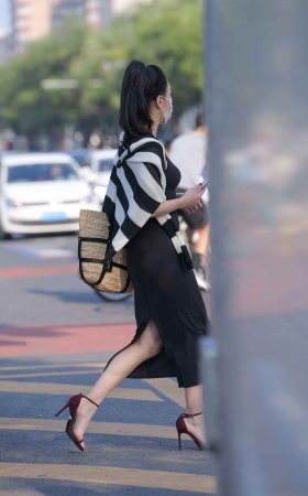 婉约的红色高跟，黑色包臀裙女士 [22P]