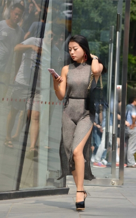 街拍：紧身开叉长裙，防水超高跟女郎 [31P]