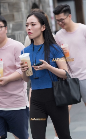 玩手机瑜伽裤美女 [11P]