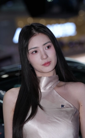  长裙气质周周酱 [126P1V-3.26GB]