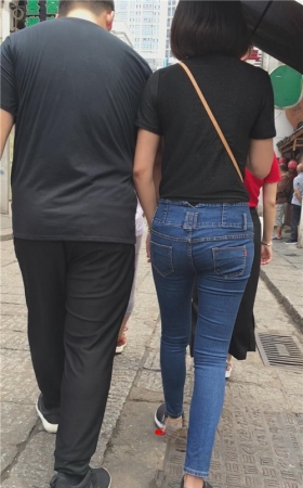 黑衣牛仔裤妹子