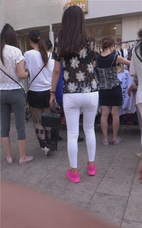 白裤紧身内痕妹子